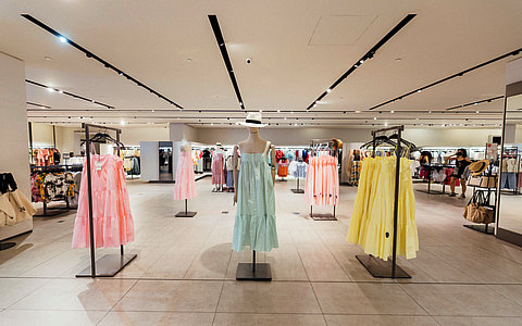 1-10月我國(guó)服裝累計(jì)出口1314.8億美元，同比下降0.5%